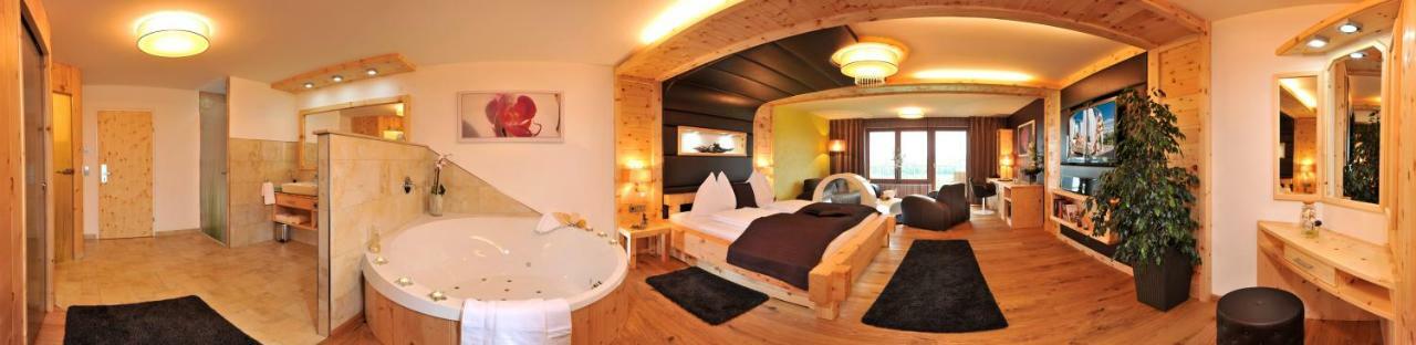 Hotel Winzer Wellness & Kuscheln Санкт-Георген-им-Аттергау Экстерьер фото
